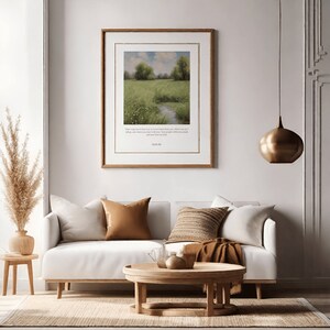 Op de afbeelding: Een ingelijste print met een aquarel van een groene weide met een beekje dat er doorheen stroomt. De print bevat een citaat uit de Bijbel, Psalm 121:8, "De HEERE zal u bewaren voor alle kwaad, Hij zal uw ziel bewaren."