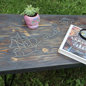 Handgemachter Tisch. Couchtisch aus Holz 'Piratenkarte des Schatzes'