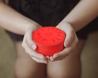 Caja de recuerdos ecológica con inscripción personalizada para mamá - Aprecia recuerdos en un recipiente redondo rojo impreso en 3D - Regalo perfecto para el Día de la Madre