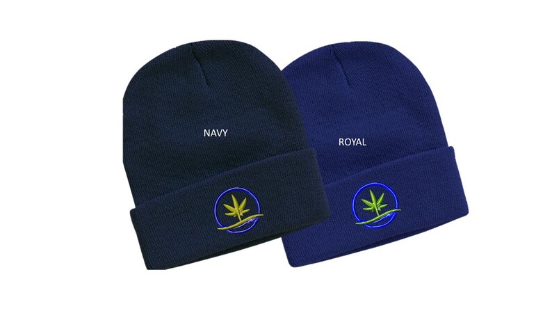 Puede incluir: Dos gorros de punto con un logotipo de hoja de marihuana verde en un c&iacute;rculo azul. El gorro de la izquierda es azul marino y dice "NAVY". El gorro de la derecha es azul real y dice "ROYAL".
