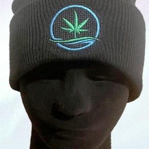 Gorro con logo de marihuana bordado, 100 % lana acrílica para exhibir con orgullo tu hierba favorita en un gorro con puños unisex. imagen 2