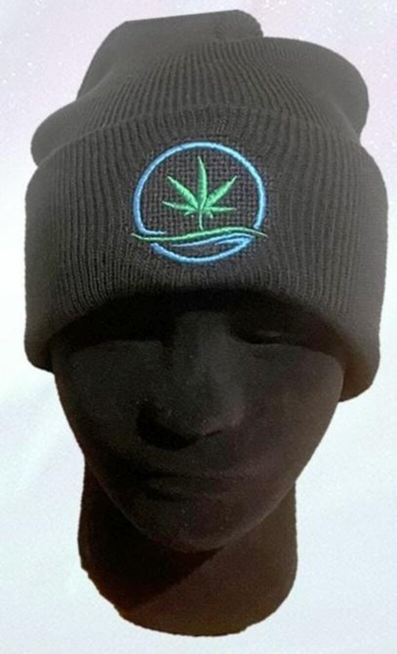 Gorro con logo de marihuana bordado, 100 % lana acrílica para exhibir con orgullo tu hierba favorita en un gorro con puños unisex. imagen 2