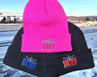 ¡Mejora tu estilo con nuestros gorros BUFF B-52 bordados en 3D! Diseño icónico, infinidad de colores: ¡apuesta por la excelencia aeronáutica hoy mismo!