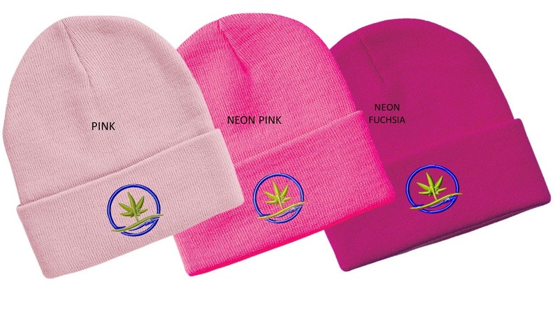 Puede incluir: Tres gorros de punto en rosa, rosa ne&oacute;n y fucsia ne&oacute;n con un logotipo de hoja de marihuana verde en un c&iacute;rculo azul. Los gorros est&aacute;n doblados.