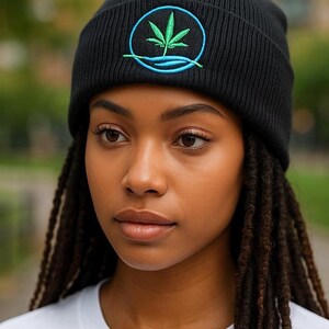 Gorro con logo de marihuana bordado, 100 % lana acrílica para exhibir con orgullo tu hierba favorita en un gorro con puños unisex. imagen 1
