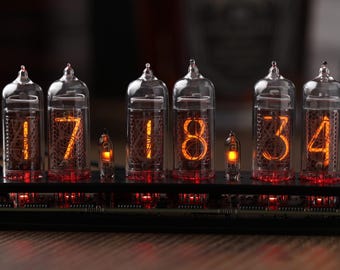 Reloj de escritorio Nixie de estilo retro con tecnología moderna. Tubos IN-14. IN-12. IN-18