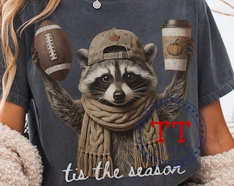 Waschbär-Football-Saison in Papua-Neuguinea, lustiger wilder Waschbär, Pumpkin Spice Latte, süßes Herbst-Shirt-Design