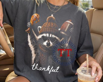 Dankbarer Waschbär (PNG), Thanksgiving-Fußballspiel, Friendsgiving-T-Shirt, Lustiger Waschbär (Digitaler Download)