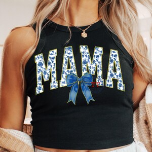 Mama Blue Chinoiserie Gold Glitter PNG Design de sublimação, Design de Chinoiserie Preppy, Toile floral azul e branco da moda, Grandmillenial png