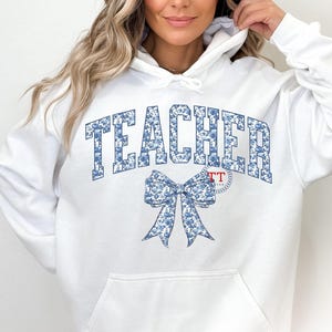 Chinoiserie azul para maestra PNG, diseños Dtf PNG, diseño chinoiserie preppy, lazo coqueto PNG, toile floral para maestra grandmillenial azul y blanco
