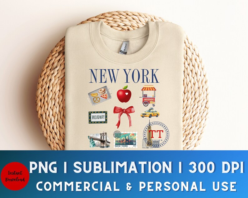 Op de afbeelding: Een beige sweatshirt met een grafisch ontwerp met de tekst "NEW YORK" in blauwe letters en verschillende illustraties van bezienswaardigheden in New York City, waaronder een rode appel, een gele taxi en een hotdogkraam.