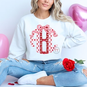 Coqueta personalizada Corazones de San Valentín XOXO Monograma festoneado PNG Lazos preppy Personalizados De moda DTF png San Valentín Femenino png