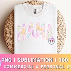 Puede incluir: Un dise&ntilde;o de transferencia por sublimaci&oacute;n blanco con la palabra "MAMA" en letras rosas con un patr&oacute;n de conejito de Pascua pastel y flores. El dise&ntilde;o es perfecto para crear ropa personalizada, tazas, bolsas de mano y otras manualidades.