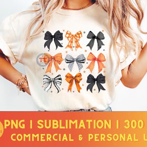 Pu&ograve; includere: Una maglietta bianca con un design di nove fiocchi neri, arancioni e bianchi. I fiocchi sono disposti in modo casuale sulla maglietta. Il testo "PNG | SUBLIMATION | 300 DPI COMMERCIAL & PERSONAL USE" &egrave; stampato nella parte inferiore della maglietta.