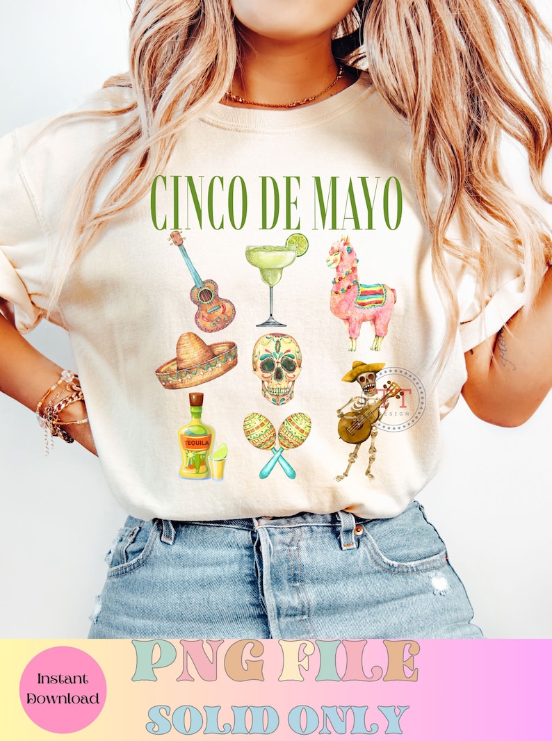 Pu&ograve; includere: Una maglietta bianca con il testo "Cinco de Mayo" in lettere verdi. La maglietta presenta una variet&agrave; di illustrazioni ad acquerello di icone culturali messicane, tra cui una chitarra, una margarita, un lama, un sombrero, uno scheletro, maracas e uno scheletro che suona la chitarra.