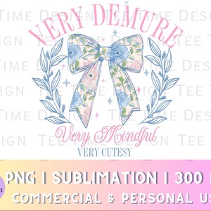 Peut inclure: Un design num&eacute;rique repr&eacute;sentant un n&oelig;ud floral dans des tons bleus et roses. Le n&oelig;ud est entour&eacute; d'une couronne de feuilles et le texte "Very Demure Very Mindful Very Cutesy" est &eacute;crit sous le n&oelig;ud.