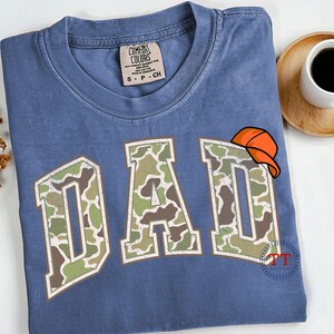 Camiseta de camuflaje retro desgastada para papá, diseño grunge de caza, diseño de camuflaje moderno, sombrero naranja de caza de patos y ciervos, regalo para el Día del Padre.