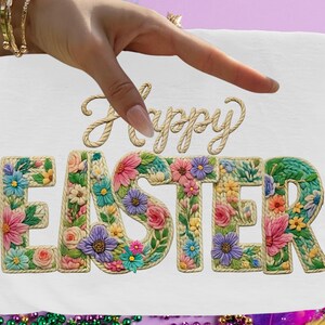 Könnte beinhalten: Weißes rechteckiges Schild mit den Worten "Happy Easter" in einer dekorativen Schriftart. Das Wort "Easter" ist mit bunten Blumen gefüllt. Eine Hand zeigt auf das Schild.