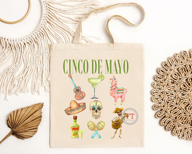 Pu&ograve; includere: Una borsa tote bianca con il testo "Cinco de Mayo" stampato in verde. La borsa presenta una variet&agrave; di illustrazioni tra cui una chitarra, una margarita, un lama, un sombrero, uno scheletro, maracas e uno scheletro che suona la chitarra.