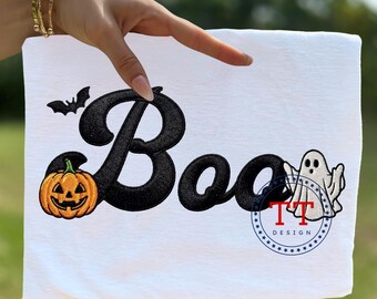 Stickdatei „Boo“ (PNG), Halloween-Design im Retro-Stil mit Kalligrafie-Imitation, Geist, Kürbislaterne, Fledermaus, Preppy-Design