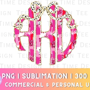 Può includere: Un monogramma rosa, bianco e oro con un fiocco a pois neri e bianchi. Il monogramma è in un cerchio con un bordo a festoni.