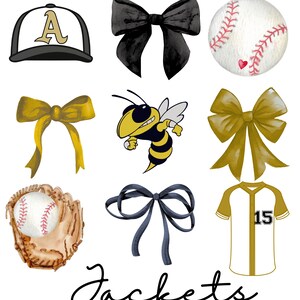 Pu&ograve; includere: Un set di nove toppe da stirare che comprendono una palla da baseball, un guanto da baseball, una mascotte ape, un berretto da baseball con la lettera A e quattro diversi modelli di fiocco in nero, oro e blu navy. Le toppe sono tutte su uno sfondo bianco e il testo "Jackets" &egrave; scritto sotto le toppe.