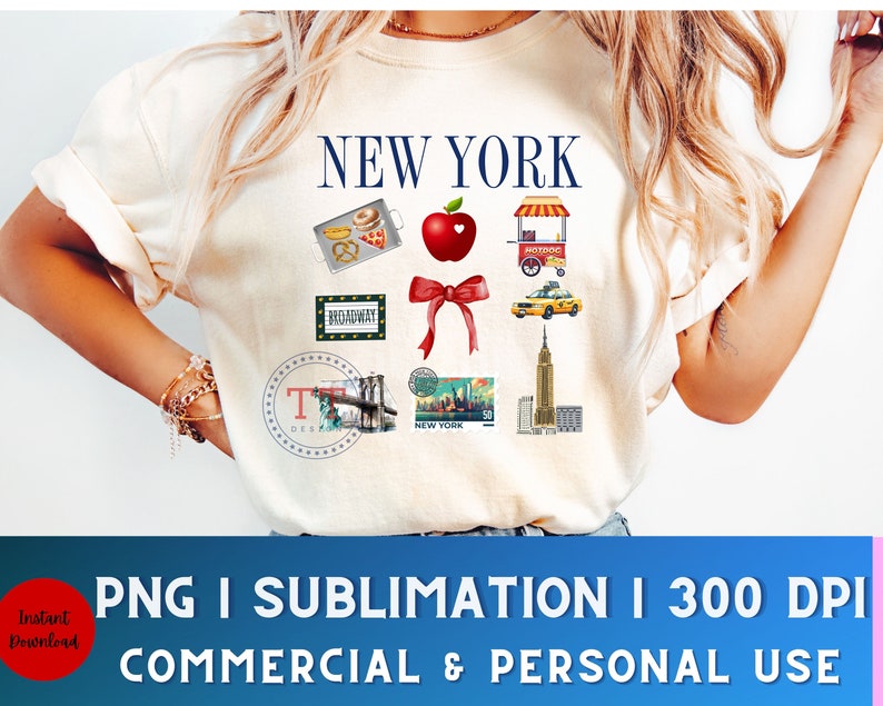 Op de afbeelding: Een wit T-shirt met de tekst "NEW YORK" in blauwe letters. Het shirt heeft verschillende kleurrijke illustraties die betrekking hebben op New York City, waaronder een rode appel, een gele taxi, een hotdogkraam en de Brooklyn Bridge.