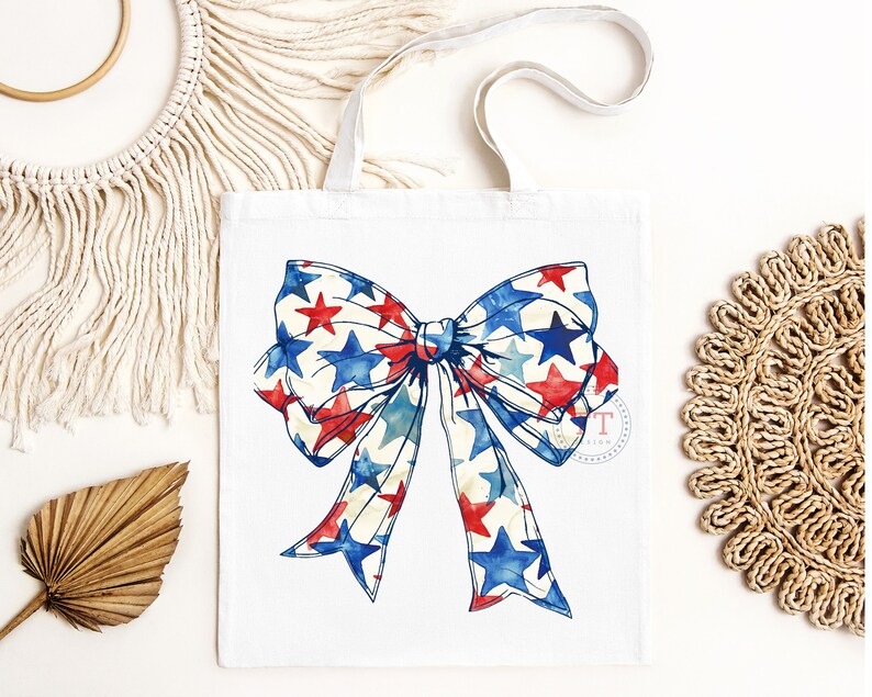 Pu&ograve; includere: Una borsa di tela bianca con un fiocco rosso, bianco e blu con stelle stampate.