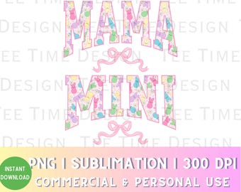 Puede incluir: Diseño de sublimación rosa y blanco con las palabras "Mama Mini" en una fuente rosa pastel. Las letras están rellenas con un patrón de Peeps rosa pastel, azul, amarillo y verde.