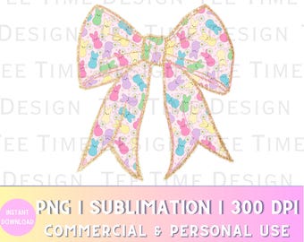 Puede incluir: Un lazo rosa con un contorno de purpurina dorada. El lazo está decorado con un patrón de malvaviscos en forma de pollitos de Pascua de color pastel.