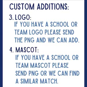 Pu&ograve; includere: Una casella di testo blu e bianca con l'intestazione "CUSTOM ADDITIONS:" e istruzioni per aggiungere un logo o una mascotte a un prodotto. Il testo recita "3. LOGO: SE HAI UN LOGO DI SCUOLA O DI SQUADRA, INVIA IL PNG E POSSIAMO AGGIUNGERLO. 4. MASCOTTE: SE HAI UNA MASCOTTE DI SCUOLA O DI SQUADRA, INVIA IL PNG O POSSIAMO TROVARE UNA CORRISPONDENZA SIMILE."