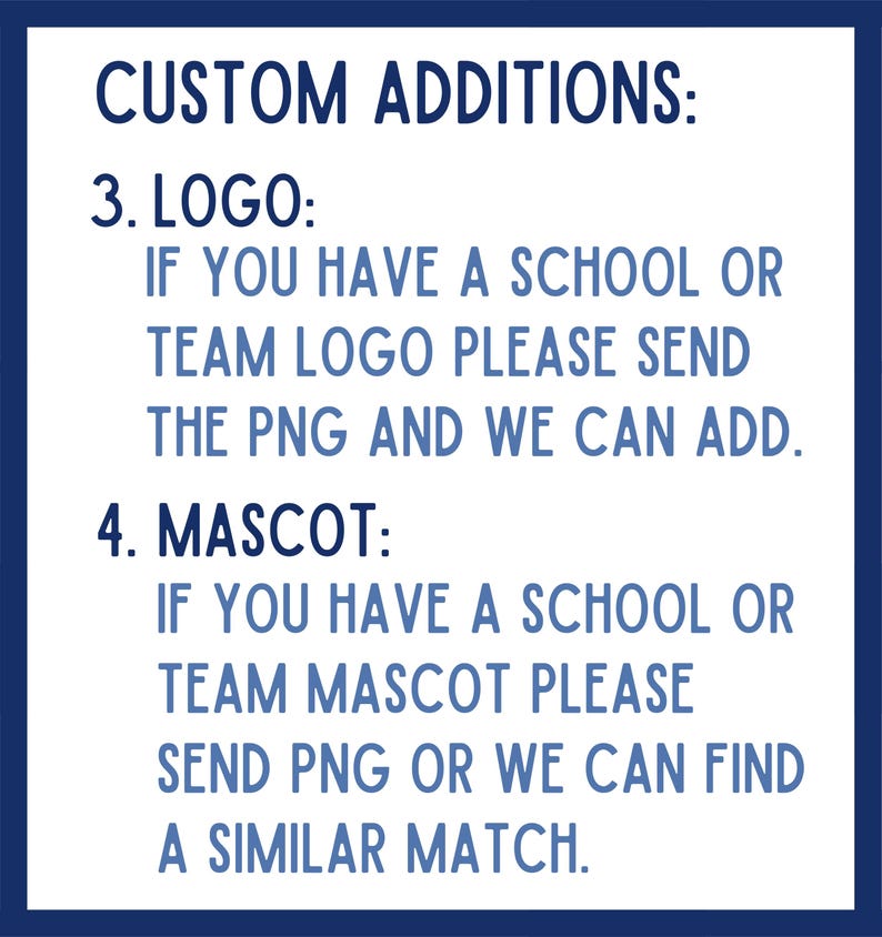 Pu&ograve; includere: Una casella di testo blu e bianca con l'intestazione "CUSTOM ADDITIONS:" e istruzioni per aggiungere un logo o una mascotte a un prodotto. Il testo recita "3. LOGO: SE HAI UN LOGO DI SCUOLA O DI SQUADRA, INVIA IL PNG E POSSIAMO AGGIUNGERLO. 4. MASCOTTE: SE HAI UNA MASCOTTE DI SCUOLA O DI SQUADRA, INVIA IL PNG O POSSIAMO TROVARE UNA CORRISPONDENZA SIMILE."