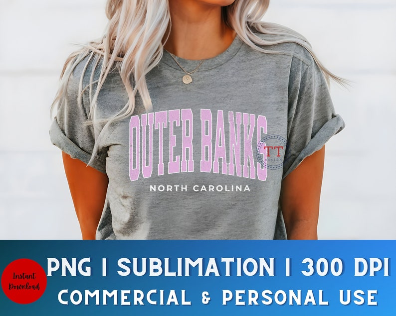 K&ouml;nnte beinhalten: Ein graues T-Shirt mit einer pinkfarbenen Grafik, auf der "Outer Banks" und "North Carolina" steht.
