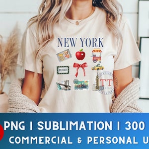 Op de afbeelding: Een wit T-shirt met een grafisch ontwerp met de tekst "NEW YORK" en verschillende afbeeldingen van iconische bezienswaardigheden van New York City, waaronder het Vrijheidsbeeld, het Empire State Building, een gele taxi, een hotdogverkoper en een rode appel.