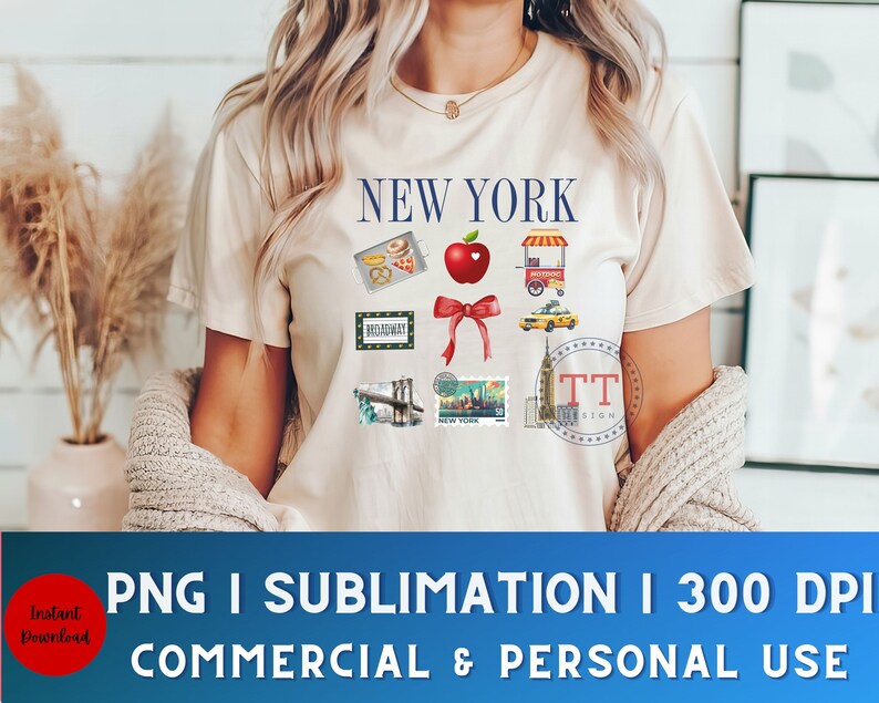 Op de afbeelding: Een wit T-shirt met een grafisch ontwerp met de tekst "NEW YORK" en verschillende afbeeldingen van iconische bezienswaardigheden van New York City, waaronder het Vrijheidsbeeld, het Empire State Building, een gele taxi, een hotdogverkoper en een rode appel.