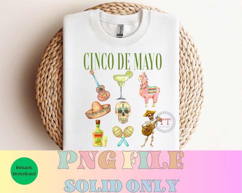 Pu&ograve; includere: Una maglietta bianca con il testo "Cinco de Mayo" in lettere verdi. La maglietta presenta una variet&agrave; di illustrazioni colorate, tra cui una chitarra, una margarita, un lama, un sombrero, uno scheletro, maracas e uno scheletro che suona la chitarra. Il testo "TT Design" &egrave; incluso anche in un cerchio.