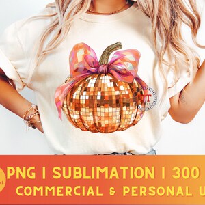 K&ouml;nnte beinhalten: Ein digitales Design mit einem goldenen Glitzerk&uuml;rbis mit einer rosa Schleife. Der K&uuml;rbis ist ein Disco-Kugel-Design. Das Design ist perfekt f&uuml;r die Sublimation und den Druck.