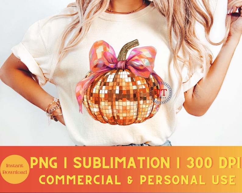 K&ouml;nnte beinhalten: Ein digitales Design mit einem goldenen Glitzerk&uuml;rbis mit einer rosa Schleife. Der K&uuml;rbis ist ein Disco-Kugel-Design. Das Design ist perfekt f&uuml;r die Sublimation und den Druck.