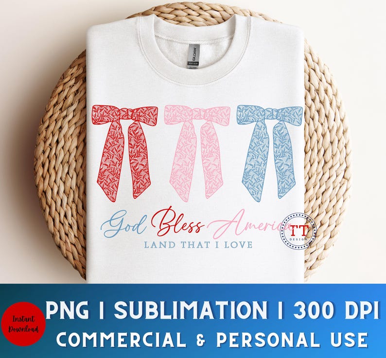 Puede incluir: Una sudadera blanca con un dise&ntilde;o de lazo rojo, blanco y azul y el texto "God Bless America Land That I Love".