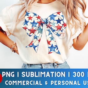 Pu&ograve; includere: Una maglietta bianca con un fiocco acquerellato rosso, bianco e blu con stelle. Il fiocco &egrave; un design di sublimazione, perfetto per creare abbigliamento personalizzato.