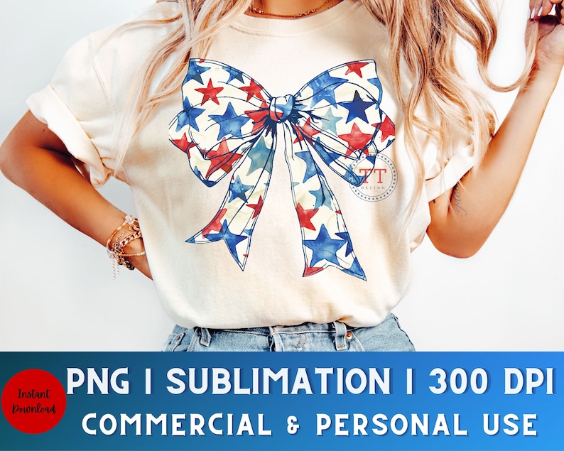 Pu&ograve; includere: Una maglietta bianca con un fiocco acquerellato rosso, bianco e blu con stelle. Il fiocco &egrave; un design di sublimazione, perfetto per creare abbigliamento personalizzato.