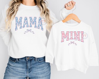 Coquette Mama Mini Patriotic png, MAMA MINI Matching Digital PNG, Diseño de moda preppy del 4 de julio, Coquette Bow png, Estrellas y rayas