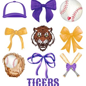 Pu&ograve; includere: Un set di immagini clipart a tema viola e oro, tra cui una palla da baseball, un guanto da baseball, una testa di tigre, una mazza da baseball, un cappello e fiocchi. Il testo "TIGERS" &egrave; in fondo all'immagine.