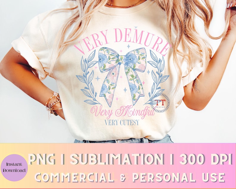 Peut inclure: Un t-shirt blanc avec un n&oelig;ud rose et bleu et le texte "VERY DEMURE Very Mindful VERY CUTESY".