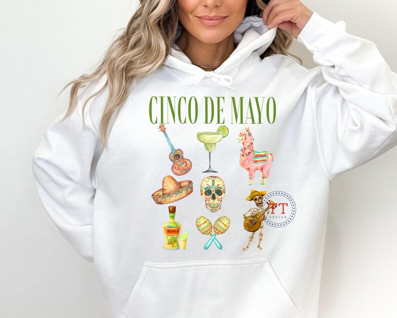 Pu&ograve; includere: Felpa con cappuccio bianca con una grafica verde "Cinco de Mayo". La grafica include una chitarra, una margarita, un lama, uno scheletro di zucchero, una bottiglia di tequila, maracas e uno scheletro che suona la chitarra.