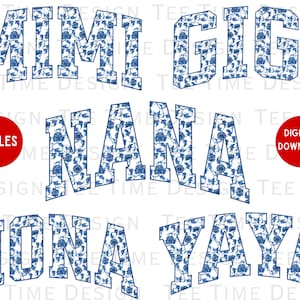 Paquete de letras atléticas arqueadas de chinoiserie azul PNG, Mimi Gigi Nana Nona Yaya Preppy Grandmillenial Blue Willow Camisa de moda Toile azul