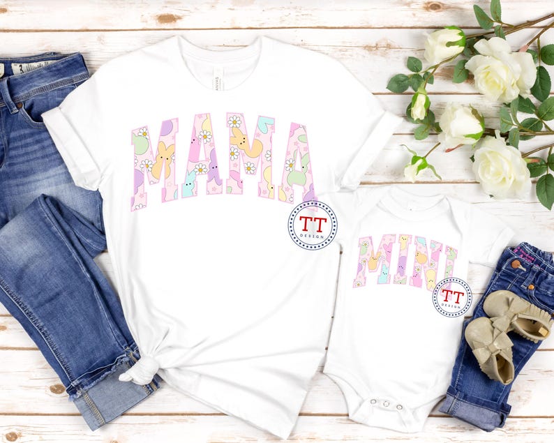Puede incluir: Camisas blancas con las palabras "Mama" y "Mini" escritas en colores pastel con un patr&oacute;n de caramelos Peeps pastel.
