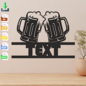 Puede incluir: Arte de pared de metal negro con dos jarras de cerveza chocando, con espumas. Debajo de las jarras hay una barra horizontal con la palabra "TEXTO" recortada. Adecuado para la decoración de bares o del hogar.