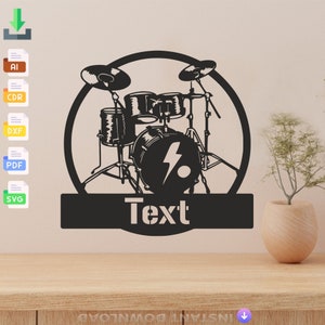 Op de afbeelding: Zwart-witte silhouet van een drumstel met een bliksem op de basdrum. Het drumstel bevindt zich in een cirkel met het woord "Text" eronder.