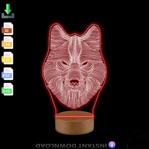 Könnte beinhalten: Ein rotes, 3D-gedrucktes Nachtlicht in Form eines Wolfskopfes. Der Wolfskopf besteht aus dünnen Linien und hat einen weißen Schein. Das Nachtlicht steht auf einem Holzsockel.